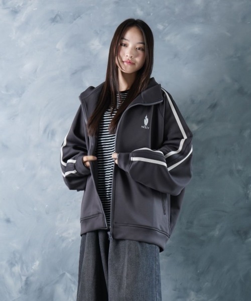 NOIZY（ノイジー）の「THREADS NOIZ TRACK JKT / ワンポイント 刺繍 サイドライン トラックジャケット（ジャージ・メンズ・Black/チャコールグレー・LARGE/MEDIUM）」の18枚目の写真