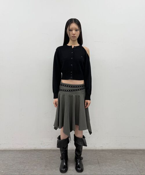 SYNERJYN(シナジン)の「EYELET UNBALANCED MIDI SKIRT CHARCOAL(スカート・レディース・その他・MEDIUM/SMALL)」の2枚目の写真