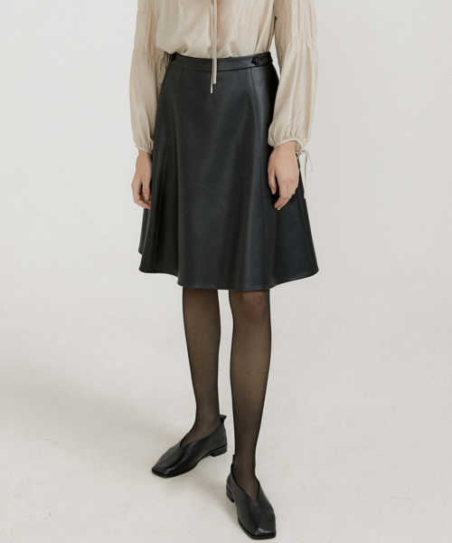 OCTETTE(オテット)の「LEATHER FLARE SK_BLACK(スカート・レディース・ブラック・SMALL/MEDIUM)」の1枚目の写真
