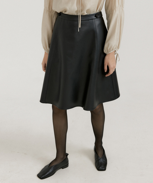 OCTETTE(オテット)の「LEATHER FLARE SK_BLACK(スカート・レディース・ブラック・SMALL/MEDIUM)」の3枚目の写真