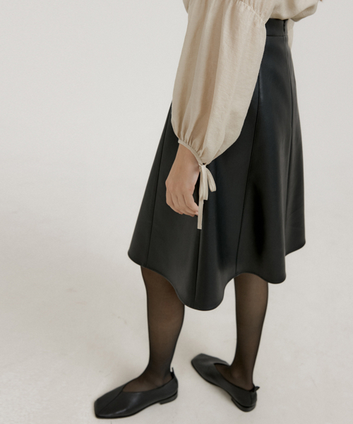 OCTETTE(オテット)の「LEATHER FLARE SK_BLACK(スカート・レディース・ブラック・SMALL/MEDIUM)」の4枚目の写真