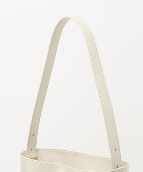 UNITED ARROWS(ユナイテッドアローズ)の「<OSOI>BUCKET BROCLE バッグ(ショルダーバッグ・レディース・ブラック/オフホワイト・FREE)」の9枚目の写真