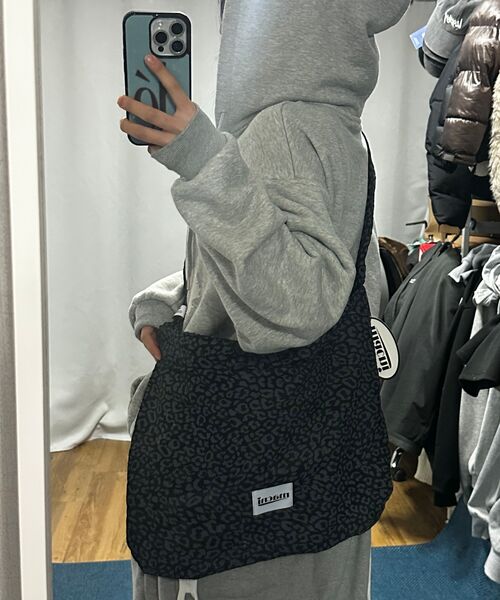 MACNI(マクニ)の「LEOPARD SUEDE ECO CROSS BAG BLACK(エコバッグ/サブバッグ・レディース・その他・FREE)」の5枚目の写真