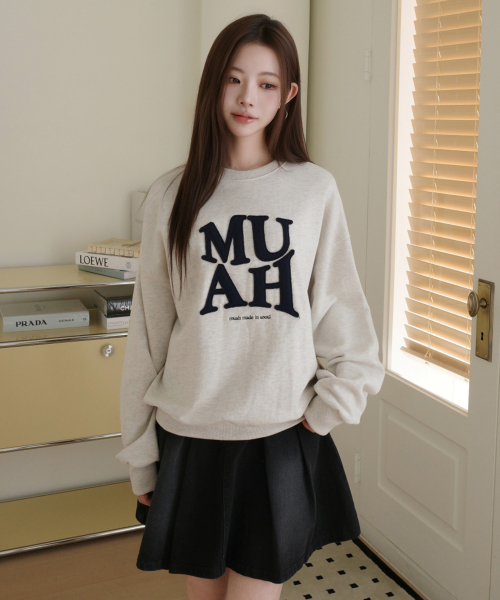 muahmuah（ムーアムーア）の「MUAH アプリケロゴ スウェット [2色]（スウェット・レディース・ブラック/オートミール・FREE）」の6枚目の写真