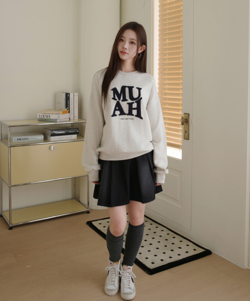 muahmuah（ムーアムーア）の「MUAH アプリケロゴ スウェット [2色]（スウェット・レディース・ブラック/オートミール・FREE）」の7枚目の写真