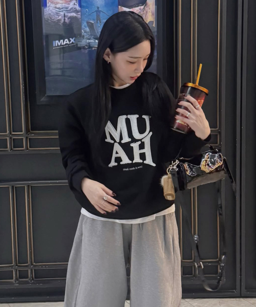 muahmuah（ムーアムーア）の「MUAH アプリケロゴ スウェット [2色]（スウェット・レディース・ブラック/オートミール・FREE）」の8枚目の写真