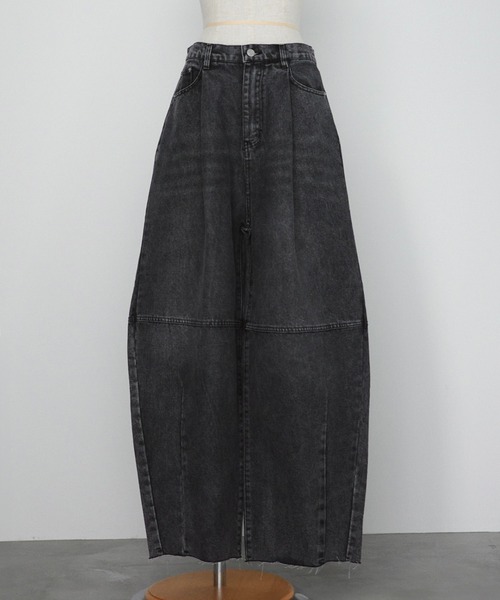 meilmada（メイルマダ）の「コクーンデニムパンツ（デニムパンツ・レディース・ブラック/ブルー・SMALL/MEDIUM）」の4枚目の写真