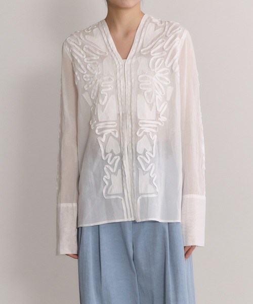 ADAM ET ROPE'(アダムエロペ)の「【EMOELLE】ステッチエンブロイダリーブラウス(シャツ/ブラウス・レディース・ホワイト/キナリ・FREE)」の1枚目の写真