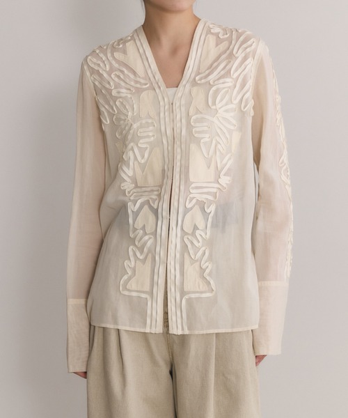 ADAM ET ROPE'(アダムエロペ)の「【EMOELLE】ステッチエンブロイダリーブラウス(シャツ/ブラウス・レディース・ホワイト/キナリ・FREE)」の2枚目の写真