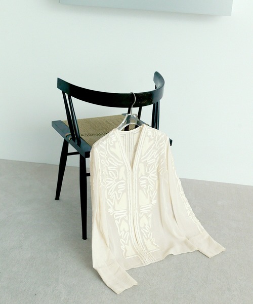 ADAM ET ROPE'(アダムエロペ)の「【EMOELLE】ステッチエンブロイダリーブラウス(シャツ/ブラウス・レディース・ホワイト/キナリ・FREE)」の3枚目の写真