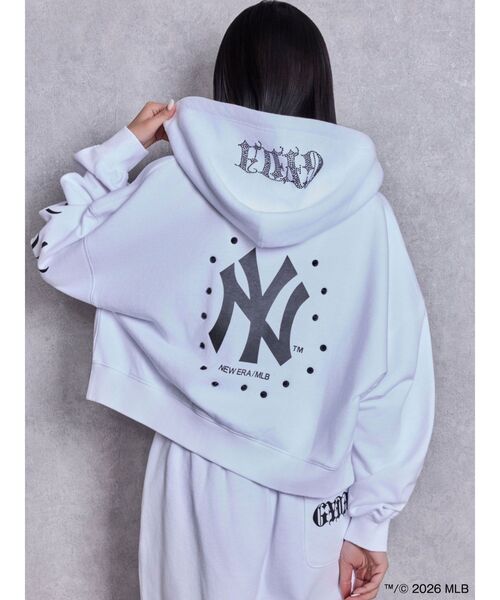 GYDA(ジェイダ)の「【MLB × New Era ×GYDA】bijouショートスウェットパーカー(パーカー・レディース・ブラック/オフホワイト/アイボリー・FREE)」の4枚目の写真