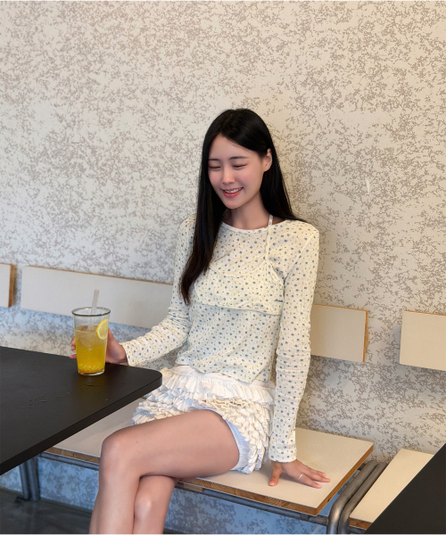 AWESOME STUDIO(オーサムスタジオ)の「フラワーパターンレイヤードトップスライトベージュ(Tシャツ/カットソー・レディース・ライトベージュ・FREE)」の4枚目の写真