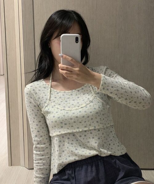 AWESOME STUDIO(オーサムスタジオ)の「フラワーパターンレイヤードトップスライトベージュ(Tシャツ/カットソー・レディース・ライトベージュ・FREE)」の10枚目の写真