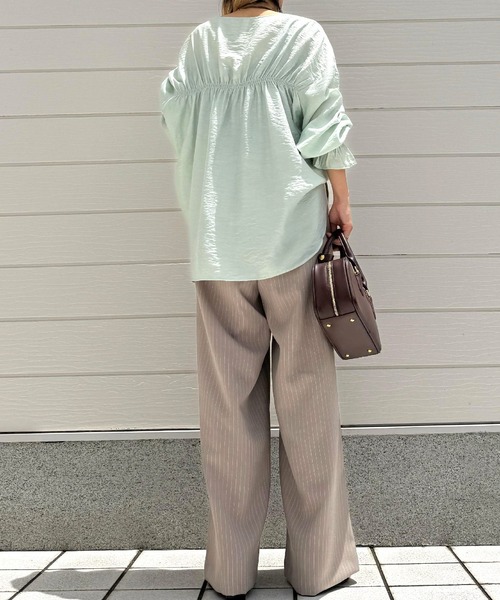 Q(キュー)の「バックシャーリングブラウス(シャツ/ブラウス・レディース・ミント/ホワイト・MEDIUM)」の3枚目の写真