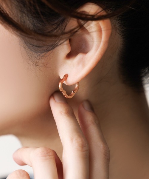 Cream dot.(クリームドット)の「【サージカルステンレス】クローバーモチーフのステンレス製キャッチレスピアス(ピアス(両耳用)・レディース・シルバー/ピンクゴールド/ゴールド・ONE SIZE)」の8枚目の写真