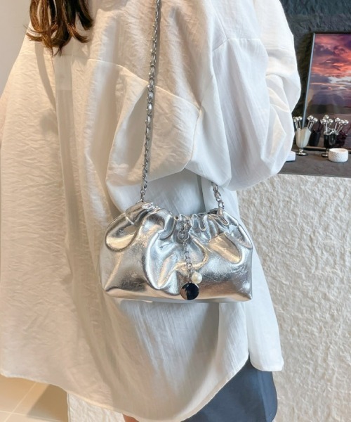 Ritzy(リッツィー)の「シャーリング チェーンショルダーバッグ(ショルダーバッグ・レディース・ゴールド/シルバー/ブラック・FREE)」の2枚目の写真