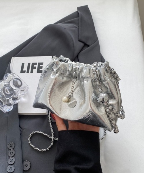 Ritzy(リッツィー)の「シャーリング チェーンショルダーバッグ(ショルダーバッグ・レディース・ゴールド/シルバー/ブラック・FREE)」の4枚目の写真