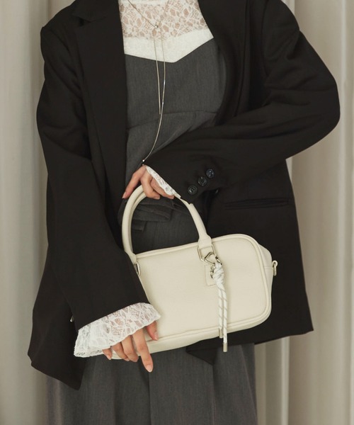 archives（アルシーヴ）の「チャーム付きスクエアボストンバッグ（ボストンバッグ・レディース・アイボリー/ブラック/キャメル・FREE）」の8枚目の写真
