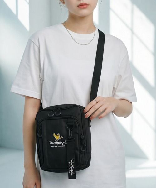 Mark Gonzales(マーク・ゴンザレス)の「【Mark Gonzales/マーク ゴンザレス】アートワークデザインコレクション スクエアミニ ショルダーバッグ(ショルダーバッグ・メンズ・ブラック系2/ブラック系1・FREE)」の4枚目の写真