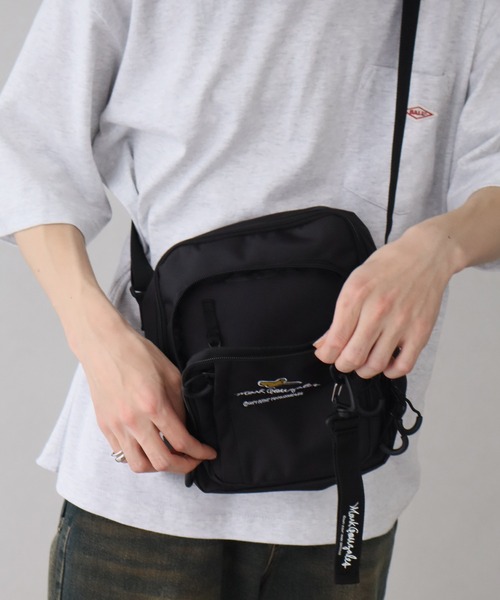 Mark Gonzales(マーク・ゴンザレス)の「【Mark Gonzales/マーク ゴンザレス】アートワークデザインコレクション スクエアミニ ショルダーバッグ(ショルダーバッグ・メンズ・ブラック系2/ブラック系1・FREE)」の8枚目の写真