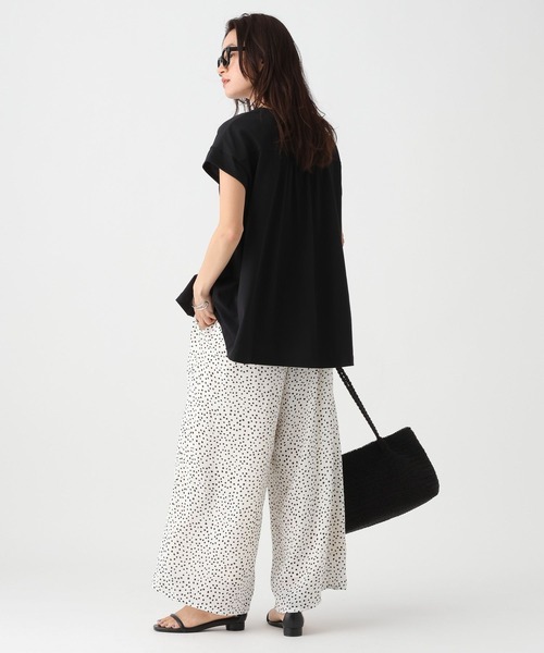 Elura(エルーラ)の「サマ見えタックTシャツ/661803(Tシャツ/カットソー・レディース・グレイッシュベージュ/ブラック/ダークブラウン/ホワイト・FREE)」の11枚目の写真