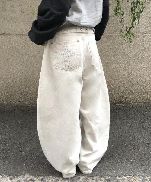 VIBGYOR(ヴィブジョー)の「【LAMPOON】クロススタッズデニムパンツ(デニムパンツ・レディース・ホワイト/ブラック・LARGE/MEDIUM/SMALL)」の1枚目の写真