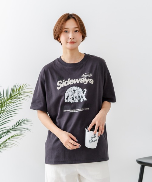 fort point(フォーポイント)の「【C-FORT POINT/フォートポイント】【ゆったりルーズシルエット】フレンチブルドッグ×カレッジ風ロゴTシャツ フレブル 犬好き 古着風 ヴィンテージ風 おしゃれ 可愛い(Tシャツ/カットソー・レディース・ライトグレー/チャコールグレー/オフホワイト・FREE)」の9枚目の写真
