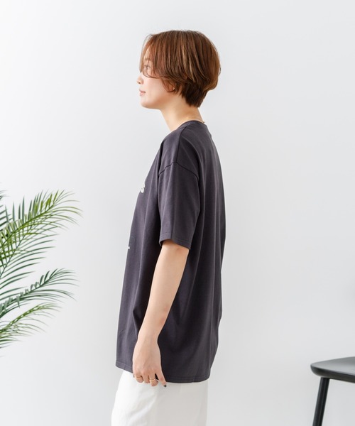 fort point(フォーポイント)の「【C-FORT POINT/フォートポイント】【ゆったりルーズシルエット】フレンチブルドッグ×カレッジ風ロゴTシャツ フレブル 犬好き 古着風 ヴィンテージ風 おしゃれ 可愛い(Tシャツ/カットソー・レディース・ライトグレー/チャコールグレー/オフホワイト・FREE)」の14枚目の写真