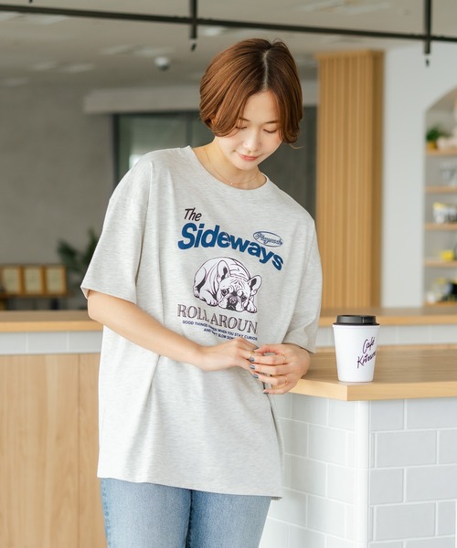 fort point(フォーポイント)の「【C-FORT POINT/フォートポイント】【ゆったりルーズシルエット】フレンチブルドッグ×カレッジ風ロゴTシャツ フレブル 犬好き 古着風 ヴィンテージ風 おしゃれ 可愛い(Tシャツ/カットソー・レディース・ライトグレー/チャコールグレー/オフホワイト・FREE)」の8枚目の写真