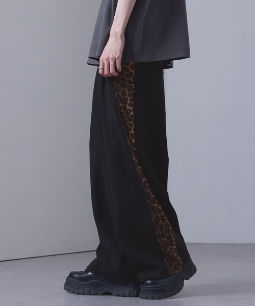 EMMA CLOTHES（エマクローズ）の「leopard print wide track pants/sweatpants / レオパードラインワイドトラックパンツ／スウェットパンツ【黒色コラボ】（スウェットパンツ・メンズ・チャコール/ブラック・M/S）」の10枚目の写真