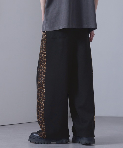 EMMA CLOTHES（エマクローズ）の「leopard print wide track pants/sweatpants / レオパードラインワイドトラックパンツ／スウェットパンツ【黒色コラボ】（スウェットパンツ・メンズ・チャコール/ブラック・M/S）」の12枚目の写真