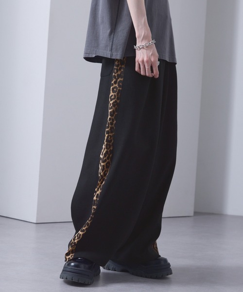 EMMA CLOTHES（エマクローズ）の「leopard print wide track pants/sweatpants / レオパードラインワイドトラックパンツ／スウェットパンツ【黒色コラボ】（スウェットパンツ・メンズ・チャコール/ブラック・M/S）」の13枚目の写真