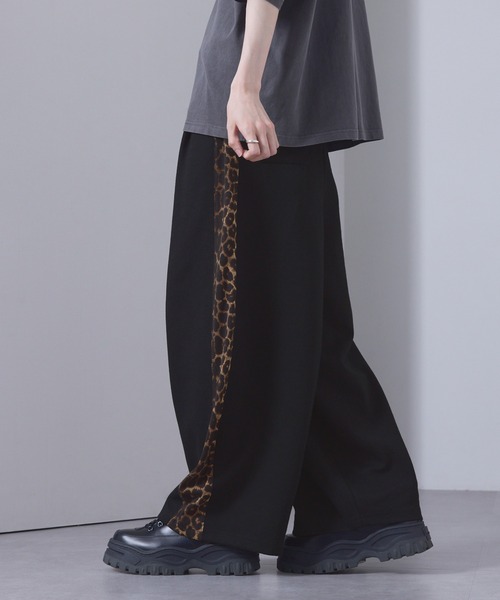 EMMA CLOTHES（エマクローズ）の「leopard print wide track pants/sweatpants / レオパードラインワイドトラックパンツ／スウェットパンツ【黒色コラボ】（スウェットパンツ・メンズ・チャコール/ブラック・M/S）」の14枚目の写真