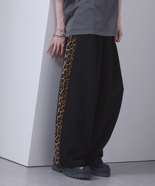 EMMA CLOTHES（エマクローズ）の「leopard print wide track pants/sweatpants / レオパードラインワイドトラックパンツ／スウェットパンツ【黒色コラボ】（スウェットパンツ・メンズ・チャコール/ブラック・M/S）」の15枚目の写真