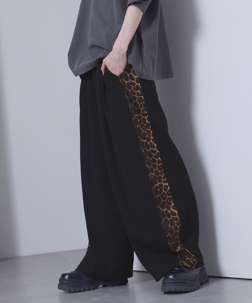 EMMA CLOTHES（エマクローズ）の「leopard print wide track pants/sweatpants / レオパードラインワイドトラックパンツ／スウェットパンツ【黒色コラボ】（スウェットパンツ・メンズ・チャコール/ブラック・M/S）」の17枚目の写真
