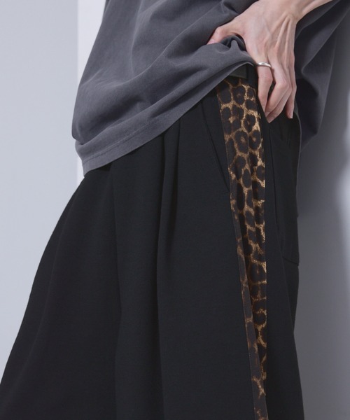 EMMA CLOTHES（エマクローズ）の「leopard print wide track pants/sweatpants / レオパードラインワイドトラックパンツ／スウェットパンツ【黒色コラボ】（スウェットパンツ・メンズ・チャコール/ブラック・M/S）」の18枚目の写真