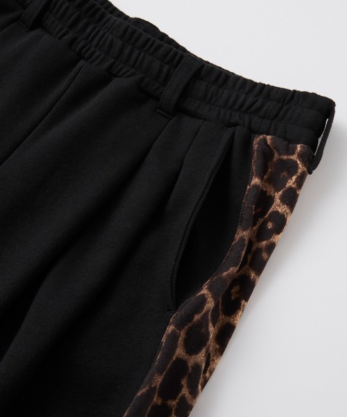 EMMA CLOTHES（エマクローズ）の「leopard print wide track pants/sweatpants / レオパードラインワイドトラックパンツ／スウェットパンツ【黒色コラボ】（スウェットパンツ・メンズ・チャコール/ブラック・M/S）」の4枚目の写真