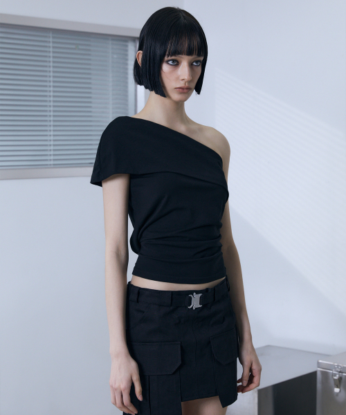VOONT（ブント）の「Asymmetric Drape Slim Top (BLACK)（Tシャツ/カットソー・レディース・ブラック・OS）」の2枚目の写真