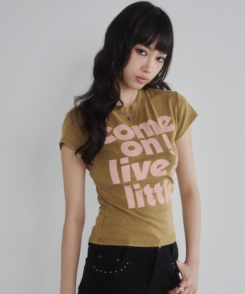 ENVYM(アンビー)の「ピグメントメッセージTシャツ(Tシャツ/カットソー・レディース・イエロー/ブラック/ブルー・FREE)」の2枚目の写真