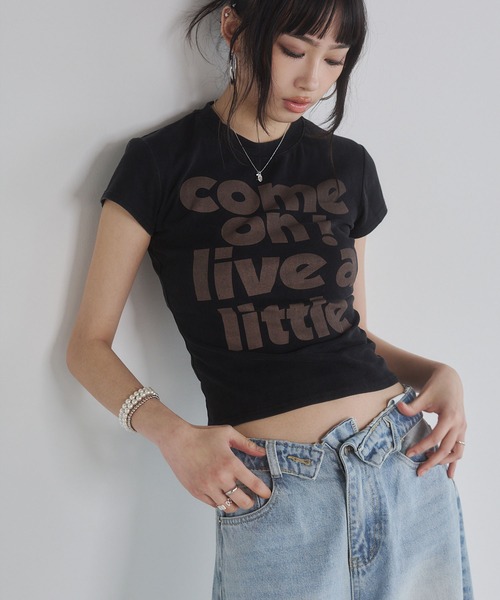 ENVYM(アンビー)の「ピグメントメッセージTシャツ(Tシャツ/カットソー・レディース・イエロー/ブラック/ブルー・FREE)」の1枚目の写真