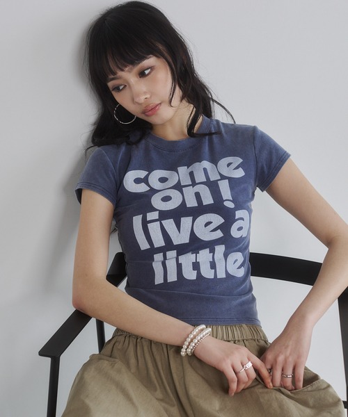 ENVYM(アンビー)の「ピグメントメッセージTシャツ(Tシャツ/カットソー・レディース・イエロー/ブラック/ブルー・FREE)」の11枚目の写真