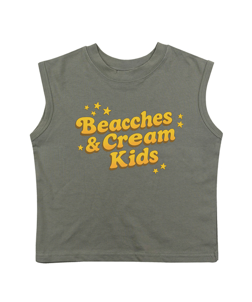 BEACHESAND CREAM KIDS(ビーチスアンドクリームキッズ)の「レタリング袖なしTシャツ-オリーブ(Tシャツ/カットソー・レディース・オリーブ・SMALL/MEDIUM/LARGE)」の1枚目の写真