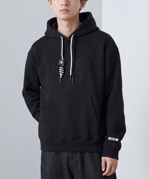 ONEXONE(ワンフォーワン)の「【ONEXONE/ワンフォーワン】LOGO FREESTYLE HOODIE(パーカー・メンズ・ブラック・LARGE/MEDIUM)」の1枚目の写真