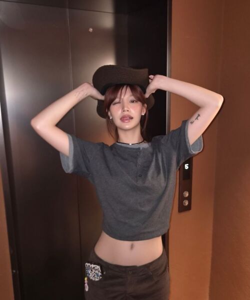 IDWS(アイドンワナセル)の「Layered Henley Neck T-Shirt Charcoal(Tシャツ/カットソー・レディース・その他・1/2/0)」の9枚目の写真