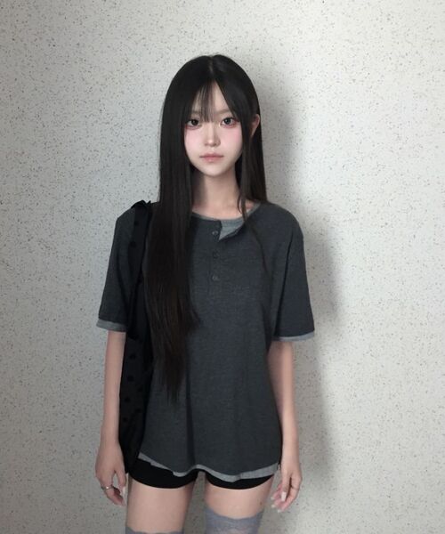 IDWS(アイドンワナセル)の「Layered Henley Neck T-Shirt Charcoal(Tシャツ/カットソー・レディース・その他・1/2/0)」の11枚目の写真