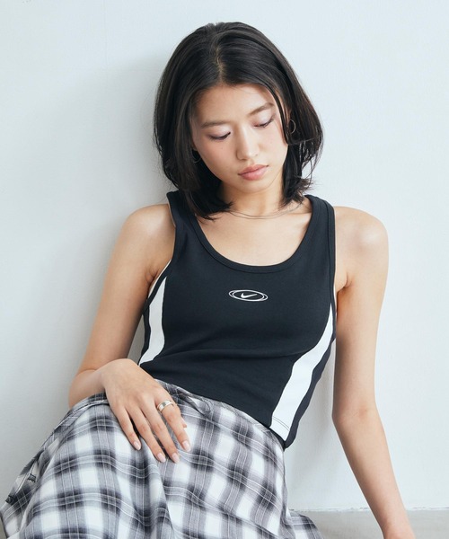 NIKE(ナイキ)の「ナイキ スポーツウェア ウィメンズ タイト クロップド タンクトップ / Nike Sportswear Women's Tight Cropped Tank Top IQ3163-010 Black(タンクトップ・レディース・ブラック・XS/XL/S/M/L)」の7枚目の写真