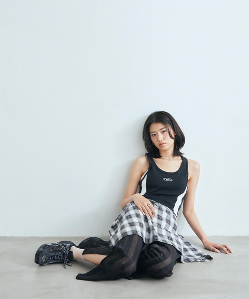 NIKE(ナイキ)の「ナイキ スポーツウェア ウィメンズ タイト クロップド タンクトップ / Nike Sportswear Women's Tight Cropped Tank Top IQ3163-010 Black(タンクトップ・レディース・ブラック・XS/XL/S/M/L)」の8枚目の写真