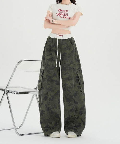 LUCPY（ラクピー）の「迷彩柄カーゴワイドデニムパンツ（デニムパンツ・レディース・グリーン・LARGE/MEDIUM/SMALL）」の2枚目の写真