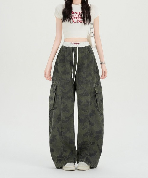 LUCPY（ラクピー）の「迷彩柄カーゴワイドデニムパンツ（デニムパンツ・レディース・グリーン・LARGE/MEDIUM/SMALL）」の3枚目の写真