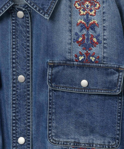 LEPSIM(レプシィム)の「デニムBIG刺繍シャツ 1043551(シャツ/ブラウス・レディース・ブルー/ブラック・FREE)」の10枚目の写真